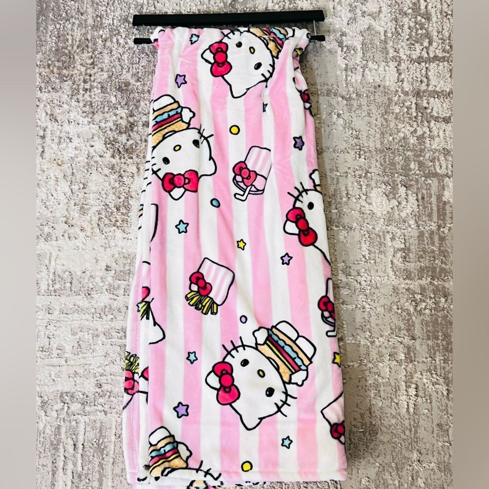 Hello Kitty Throw - Picture 3 of 3